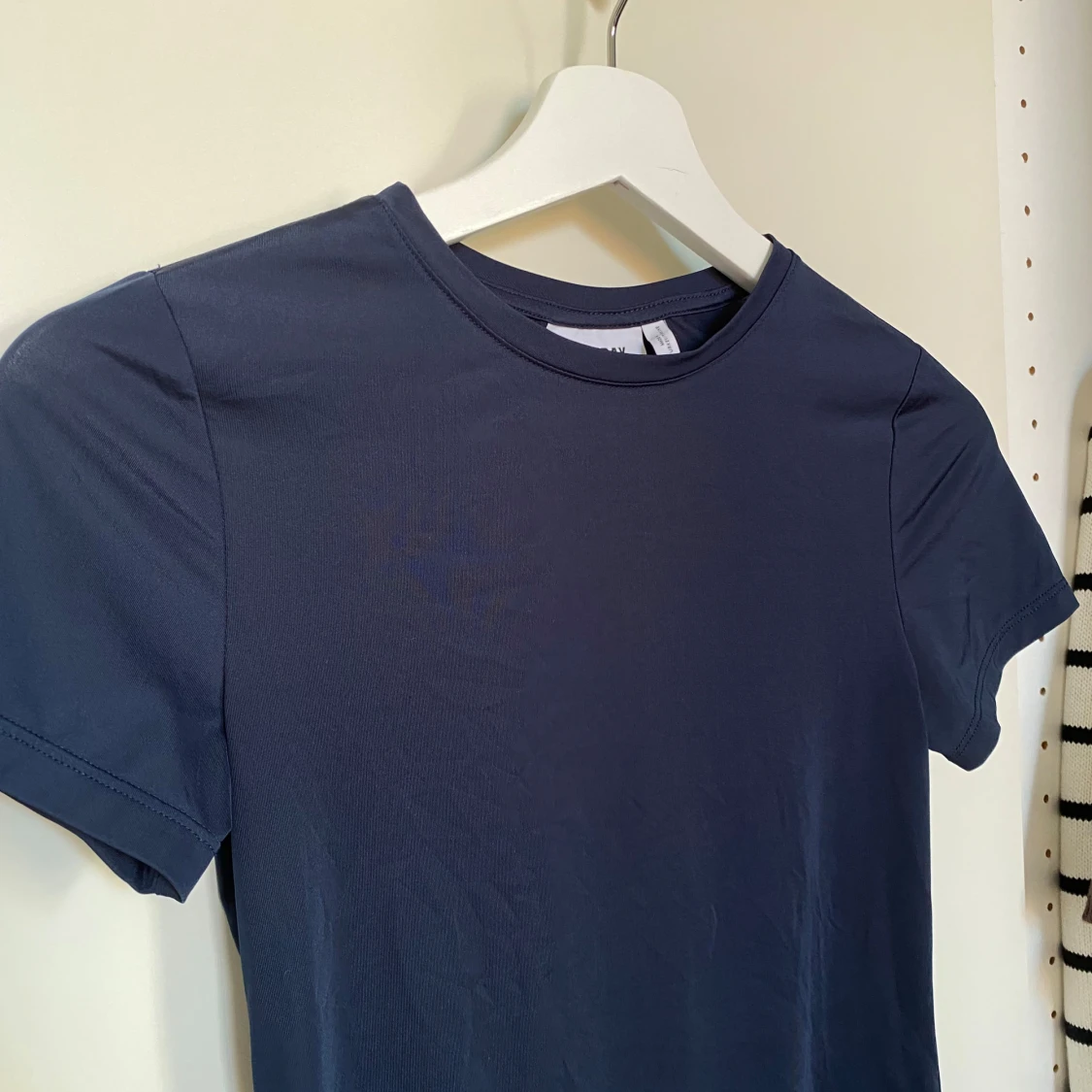 Mörkblå t-shirt - 1