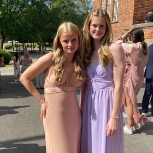 Rosa långklänning med slits (ej den lila) - Jätte fin rosa klänning (ej lila)   Använd bara 1 gång. Köpt för 500kr! Banden kan du knyta själv så klänningen blir i din stil (2 långa band) + slits på ena sidan. Jätte fin för speciella tillfällen klänningen är lite ljusare i färg än den 3 bilden. Skriv gärna ett meddelande innan du köper, står ej för postens slarv