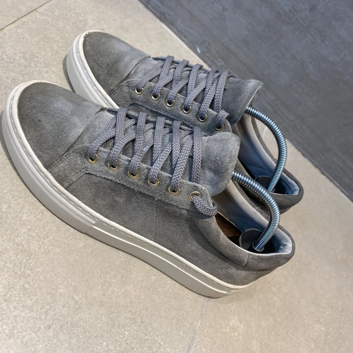 Grå vagabonds mocka - 2