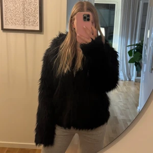 Vinterjacka - Säljer denna skitsnygga och varma pälsjacka! Har fickor & går att knäppa (se bild). Skicket är superfint  