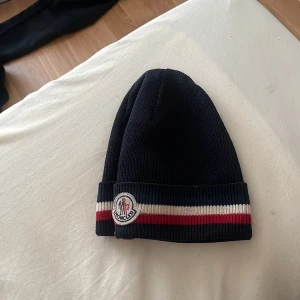 Moncler mössa - Snygg blå moncler mössa som inte säljs längre, använd i ca 2 år nu. Så kände för det är dax att släppa den iår. Kvitto går att lösa fram om ja inte tappar bort den helt (dma vid funderingar)