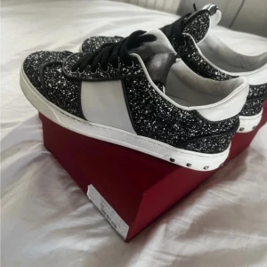 Svart glittriga valentino flycrew  - Säljer mina Valentino Flycrew då jag inte använder de längre! Dem är i super bra skick med alla nitar kvar, box och äkthetsbevis finns!  skriv för mer bilder eller frågor 🩷🩷