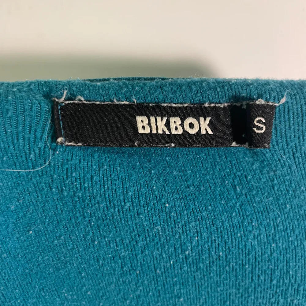 Säljer en snygg turkos tröja från BikBok. Tröjan har långa ärmar och en enkel design som passar perfekt till vardags. Den är tillverkad i ett mjukt material som känns skönt mot huden.. Neuletakit & Villapaidat.