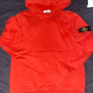 Stone Island Hoodie - Säljer nu min autentiska och stilrena Stone Island hoodie. Den har varit väl omhändertagen så skicket kan man säga är 9/10. Sitter bra om man är 175-182 ish. Orginallpris: ungefär 3400-4000. Mitt pris: 1100