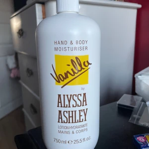 Vanilj bodylotion  - Säljer denna då doften inte föll mig i smaken. Aldrig använd (fick den i posten igår, så den är helt ny) 50% mer än i den ”vanliga” flaskan   Nypris på luxplus - 240kr + 69kr frakt