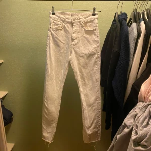 Vita jeans GinaTricot  - Säljer ett par vita jeans från GinaTricot i storlek 36. De är högmidjade med en rak passform, har inte använts och i nyskick. Ny pris 499kr 