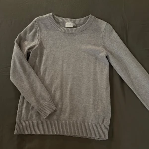 Stickad tröja - Säljer en stilren grå tröja från VILA i storlek S. Perfekt för både vardag och mysiga höstkvällar. 🩶fint skick!