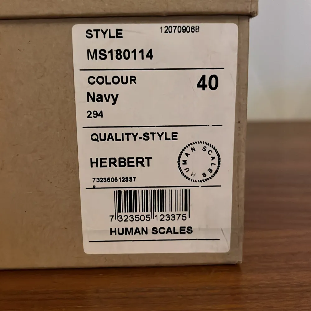 Säljer ett par snygga navy sneakers från Human Scales i modellen Herbert. Skorna är i mocka med vita sulor och har en klassisk snörning. De är i mycket bra skick och kommer med originalkartong och extra skosnören. Perfekta för både vardag och fest!. Skor.