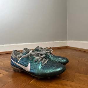 Nike Tiempo emerald med konstgräsdobbar. Använda i mindre än 2 månader och har riktigt bra skick. Storlek 41.