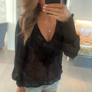 Svart blus - Säljer om denna fina svarta blus då den var lite liten för mig, helt ny använd 1 gång och är i nyskick💗
