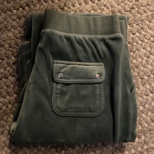 Gröna juicy byxor  - Säljer ett par gröna juicy couture byxor. Modellen med fickor där bak. Jag tror att de är i L short 