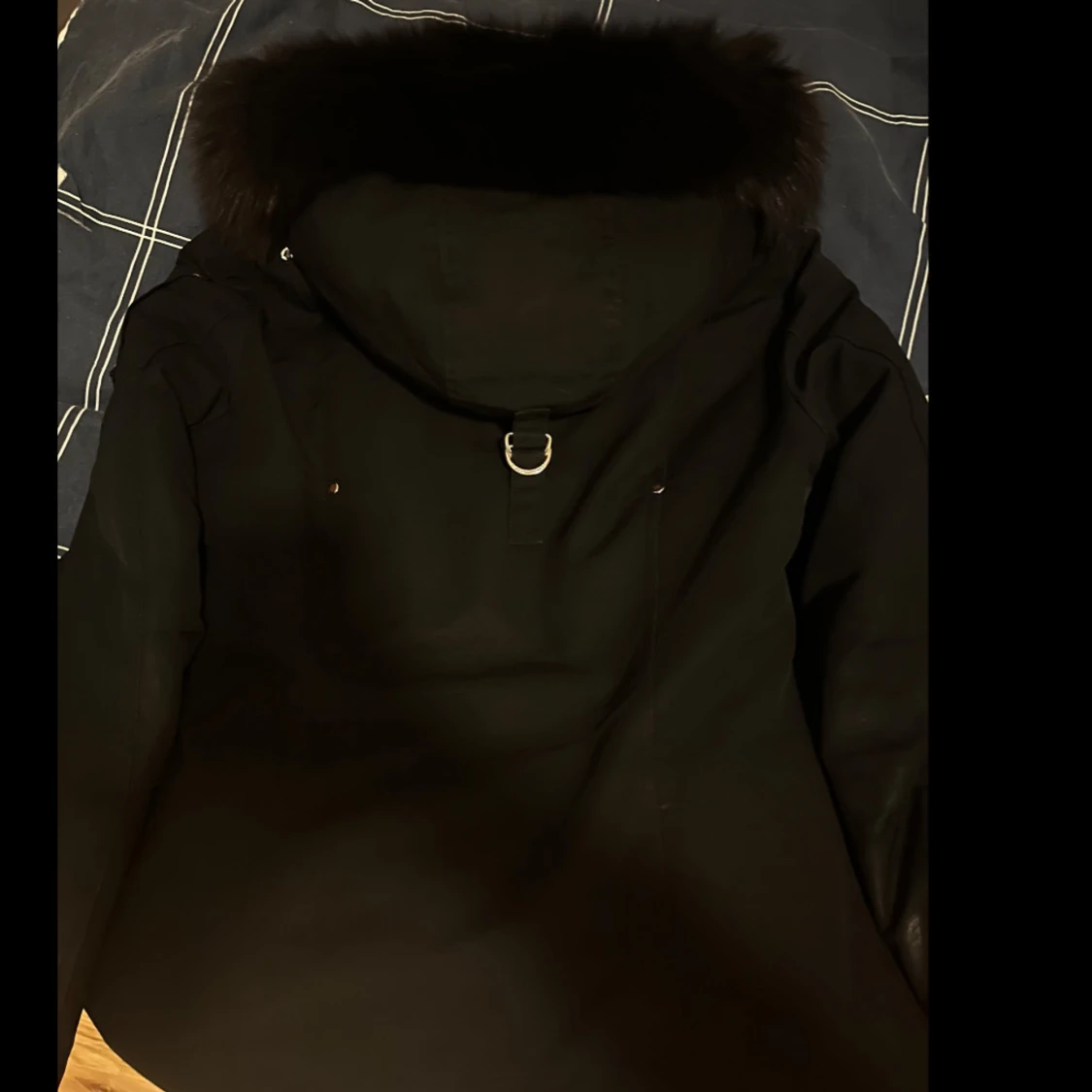 Svart parkajacka med pälsdetaljer - 91