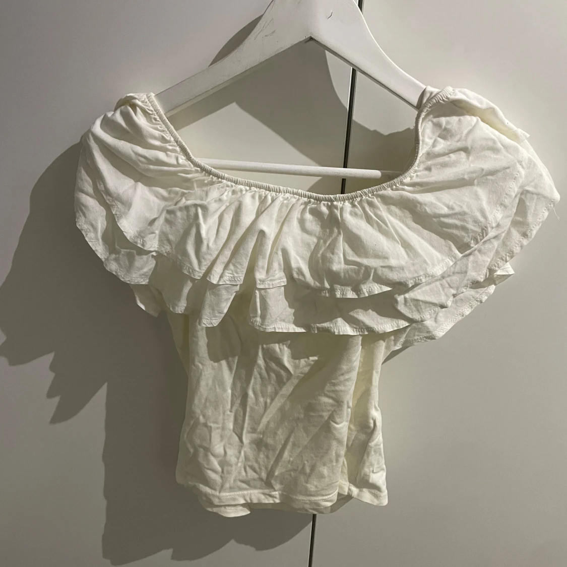 Vit offshoulder topp med volang