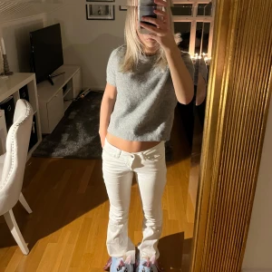 Grå stickad topp - Säljer denna stickade toppen från Zara i storlek S. Endast använd ett fåtal gånger så är i mycket bra skick 🥰