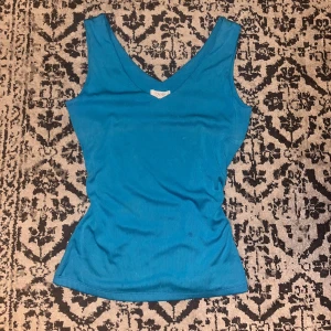 Caché linne - Ett linne från märket Caché i storlek M  Tyget är dubbelsytt och därför väldigt tjockt och tåligt   Finns några enstaka mörka fläckar nere på linnet men inget som märks av andra vid användning  Ställ gärna frågor!