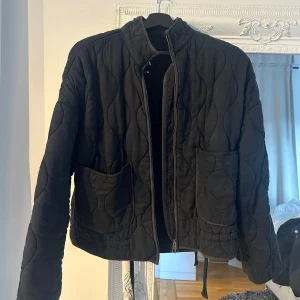 Marinblå quiltad jacka - Marinblå quiltad jacka från Zara i storlek s💕Använd men i bra skick, skriv för fler bilder!🙌💕