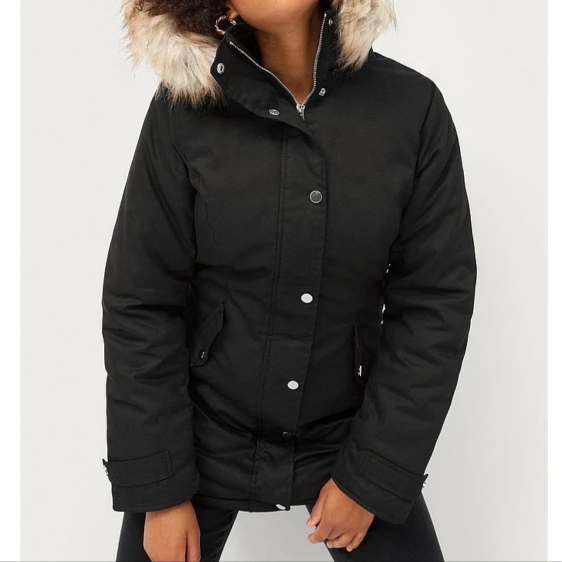 Svart parkajacka med päls