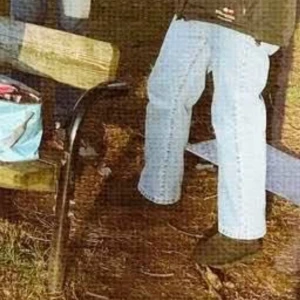 Blå jeansbyxor - Säljer ett par klassiska blå jeansbyxor med en avslappnad passform. Perfekta för en casual look och kan enkelt matchas med olika stilar.