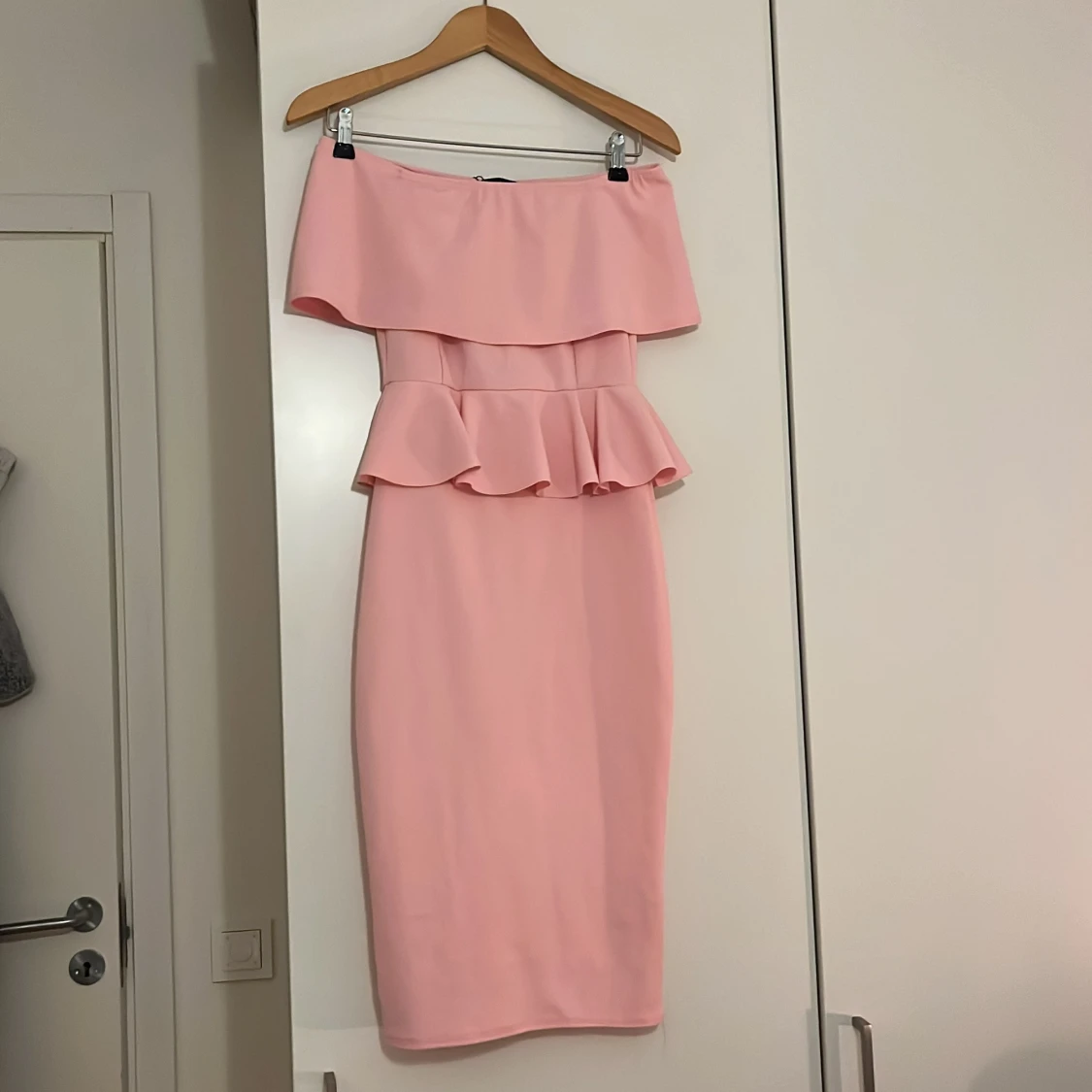 Rosa offshoulder klänning