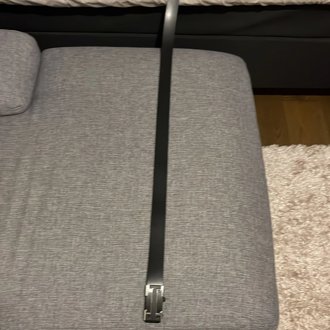 Svart skärp med silverfärgat spänne