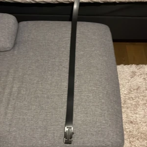 Svart skärp med silverfärgat spänne - Säljer ett stilrent svart skärp i skinn med ett snyggt silverfärgat spänne. Perfekt för både vardag och fest. Skärpet är i mycket bra skick och passar till de flesta outfits. Ett måste i garderoben för den som gillar klassisk stil.