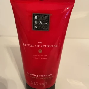 Använd lite - Röd tub med Rituals The Ritual of Ayurveda balancing body cream. Innehåller indisk ros och Himalaya-honung för en balanserande effekt. Perfekt för att återfukta och vårda huden.