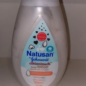 Natusan Cottontouch Body Lotion - Helt ny Natusan Cottontouch body lotion från Johnson's, 300 ml. Denna lotion är mild och kliniskt testad, perfekt för känslig hud. Innehåller äkta bomull och är fri från färgämnen. Perfekt för daglig användning för att hålla huden mjuk och återfuktad.