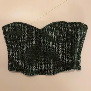Grön tubtopp från Zara - Snygg grön tubtopp från Zara med ett stilrent rutigt mönster.💕