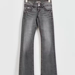 Jeans - Jeans från gina tricot i  Nyskick. Vet inte om det är exakt de jeansen på bilden men de är low bootcut