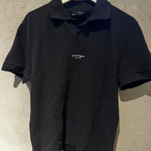 Svart pikétröja från Axel Arigato - Säljer en svart pikétröja från Axel Arigato i bra skick! Storlek M och säljer för 400kr.