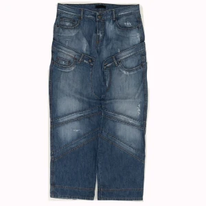 Y2k Blåa Baggy Jeans - Vintage Baggy jeans med väldigt detaljerat design runt om, jeansen är 45 cm i midjan och 81 cm benlängd, fortfarande i topp kvalitet 