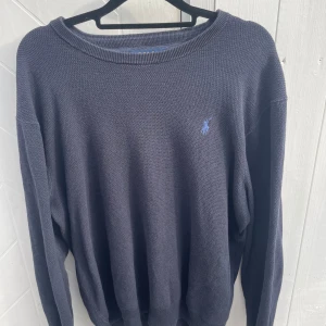 Ralph lauren crewneck - Säljer nu en varm Ralph Lauren crewneck.  Storlek L men passar även M. 