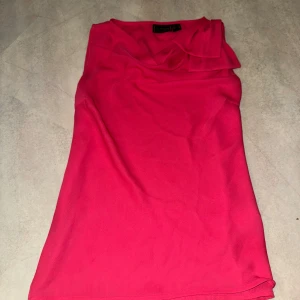 Topp bpc selection - Rosa linne/topp köpt second hand. Rosett på vänster axel. Toppen är i storlek 36 och är i fint skick. Passar xs/s.