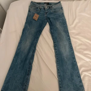Ltb valerie jeans! - Säljer ett par jätte snygga ltb jeans i modellen valerie som jag köpte från Vinted. De är i storlek W27/ L30 och är lågmidjade och bootcut. Säljer pga att de inte kommer till användning. De är dock i väldigt bra skick! Midjemått:ca 37/38cm, Innerbenslängd: 75cm. Jag är 158. Har lagt ut en annan annons med gratis frakt!💗