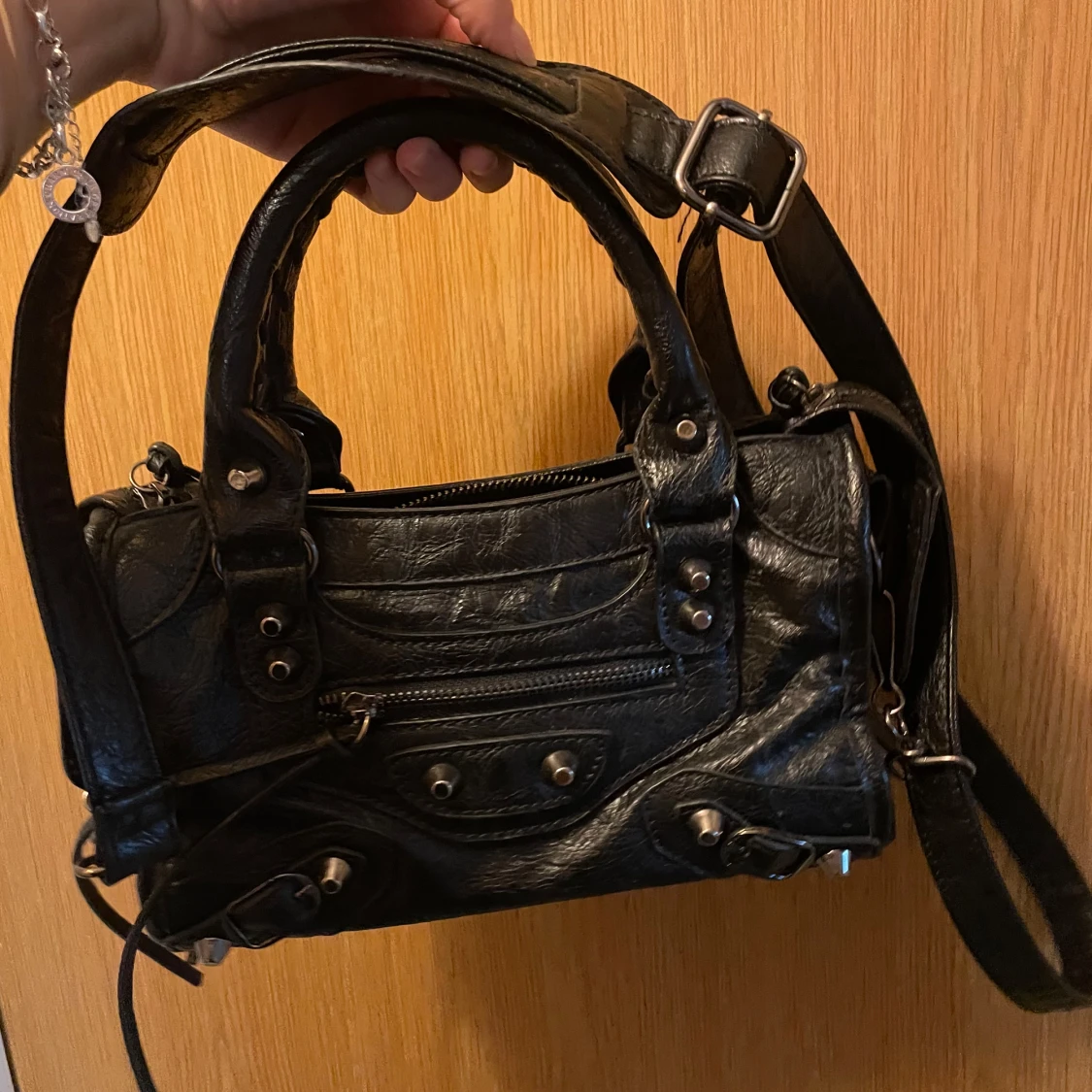 Svart väska med nitar - 91