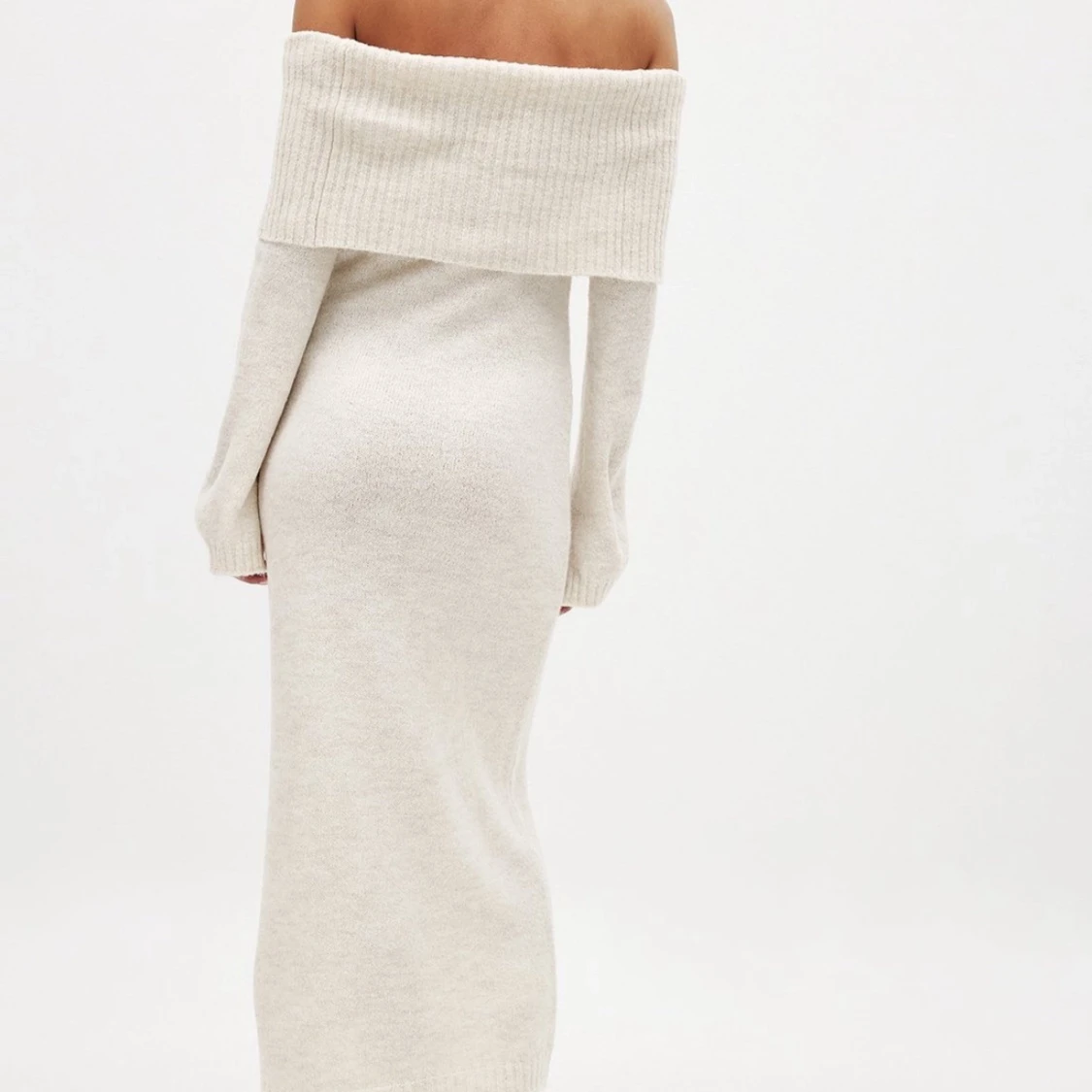 Vit stickad offshoulder klänning - 90