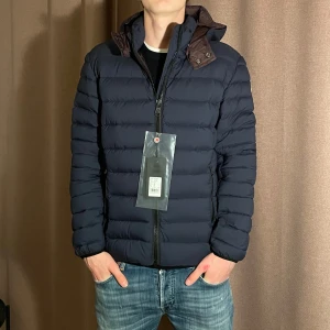 Colmar jacka HELT NY!  - Säljer en HELT NY colmar jacka i storlek 50 vilket motsvarar M! Nypris är runt 5500kr! Hör gärna av dig om du har frågor! 