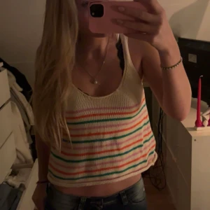 Randigt linne från Zara - Säljer ett fint linne med ränder i rosa, orange och grön. Från Zara i storlek M💕