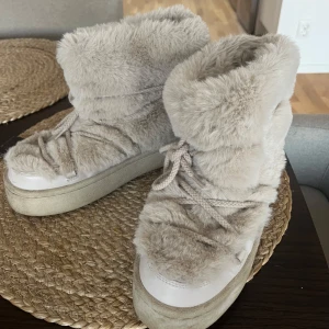Fluffiga skor - Fluffiga skor från h&m i storlek 37 men passar mig som brukar ha 37/38! Använda fåtal gånger. Lånade bilder, kan fixa egna 💕