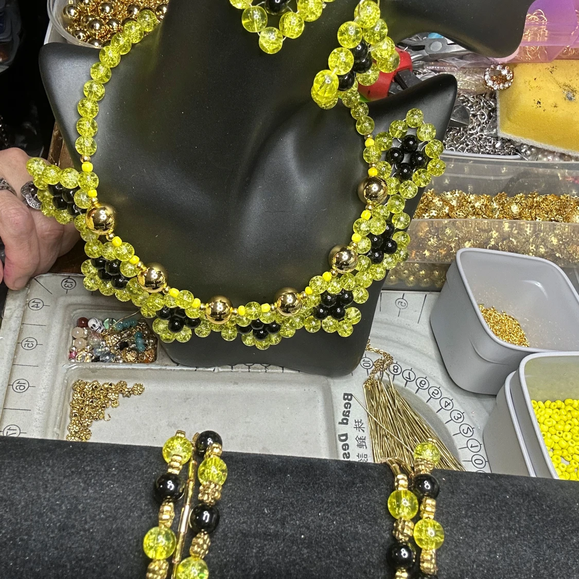 Set med halsband, armband och örhängen i pärlor - 93