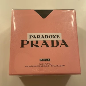 Prada paradoxe intense parfym - Säljer min helt oöppnade parfym från prada då jag fick en allergisk reaktion från testern. Kvitto medföljer. Nypris: 1100