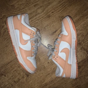 Nike Dunk beige  - Nike dunk i beige/ vit i väldigt gott skick, knappt använda storlek eu 38,5 medföljer orginalbox och extra laces 