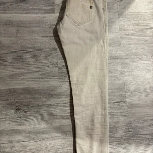 Dondup Jeans - Dondup jeans i en cremevit färg. Perfekt till sommaren! Hör av dig vid övriga frågor