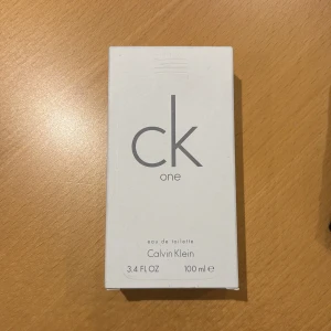 Helt ny Calvin Klein Edt 100ml parfym, öppnad  - Sprillans ny. Finns att kika på i Örebro, alternativt postat till din adress. Köpare står för fraktkostnad. 