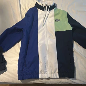 Lacoste  - En fin tröja/jacka som är i storlek S och Perfekt för vår och höst! 🐊