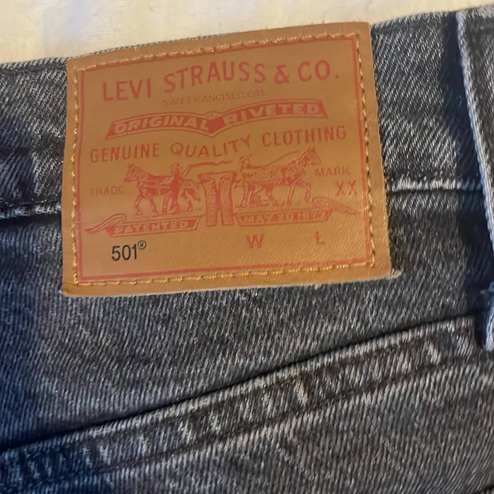 Säljer ett par klassiska Levi's 501 jeans i grått. De har en straight passform och är i mycket bra skick. Perfekta för både vardag och fest. Jeansmaterialet är slitstarkt och bekvämt. Passar till alla säsonger och kan enkelt matchas med olika stilar.. Jeans & Byxor.