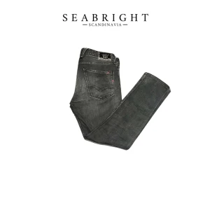 Grå jeans från Replay - Snygga grå jeans från Replay i modellen anbass storlek 33. Materialet är slitstarkt och bekvämt, vilket gör dem till ett bra val för alla säsonger.Om ni undrar över något så är det bara att fråga! Pssst kan lösa fler bilder👌😊