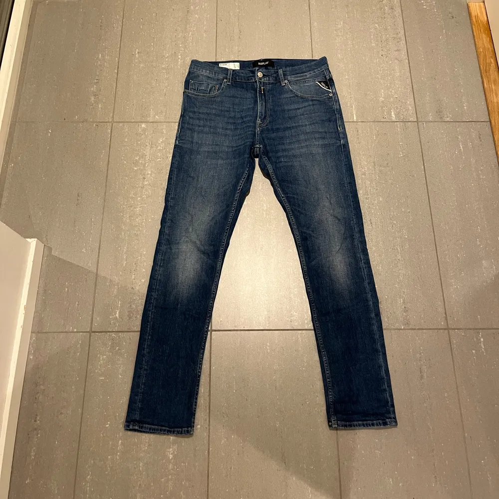 Säljer nu dessa replay jeans, skriv för fler bilder/frågor🙌🏼. Jeans & Byxor.