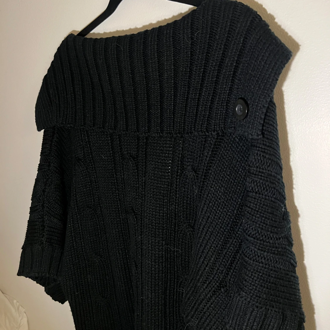 Svart stickad kofta med knappar - 90
