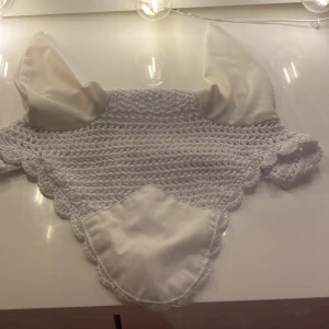 Vit stickad huva med spetsdetaljer - Charmig vit stickad huva till häst fin tik vanlig Lektion och tävling🤍